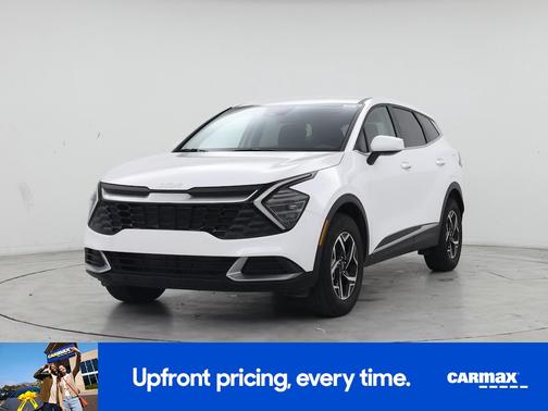 White 2025 Kia Sportage LX