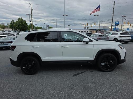 Pure White 2026 Volkswagen Taos SE