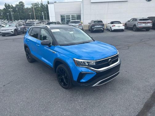 Cornflower Blue w/Deep Black Roof 2024 Volkswagen Taos 1.5T SE