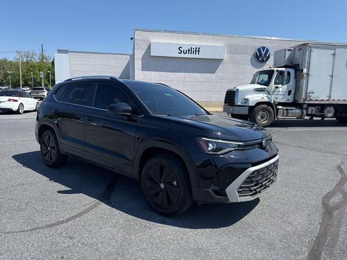 Deep Black Pearl 2025 Volkswagen Taos 1.5T SE
