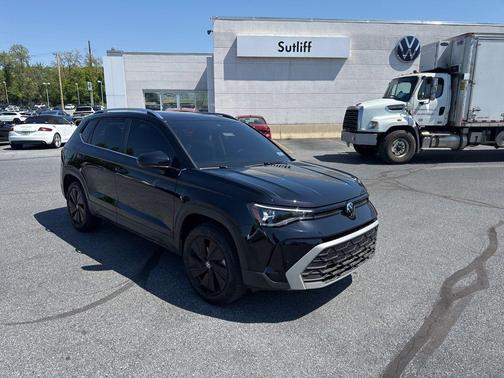 Deep Black Pearl 2025 Volkswagen Taos 1.5T SE