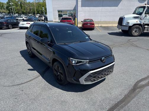 Deep Black Pearl 2025 Volkswagen Taos 1.5T SE