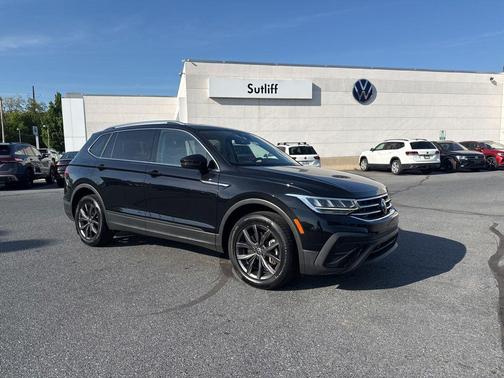 Deep Black Pearl 2023 Volkswagen Tiguan 2.0T SE