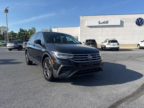 Deep Black Pearl 2023 Volkswagen Tiguan 2.0T SE