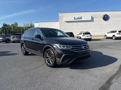 Deep Black Pearl 2023 Volkswagen Tiguan 2.0T SE
