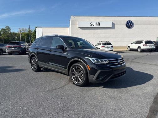 Deep Black Pearl 2023 Volkswagen Tiguan 2.0T SE