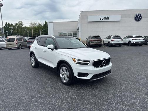 Ice White 2020 Volvo XC40 T5 Momentum