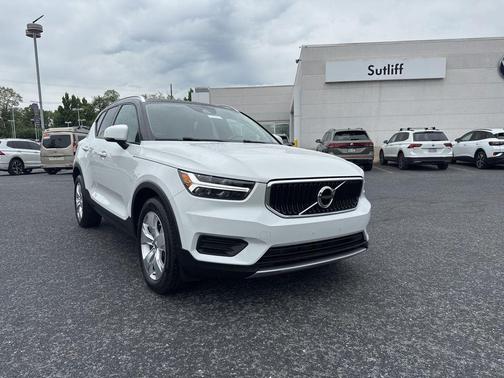 Ice White 2020 Volvo XC40 T5 Momentum