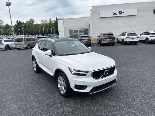 Ice White 2020 Volvo XC40 T5 Momentum
