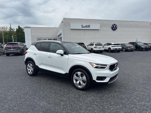 Ice White 2020 Volvo XC40 T5 Momentum
