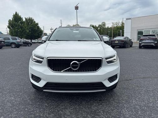Ice White 2020 Volvo XC40 T5 Momentum