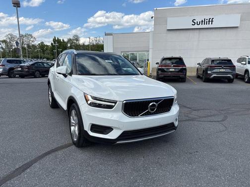 Ice White 2020 Volvo XC40 T5 Momentum