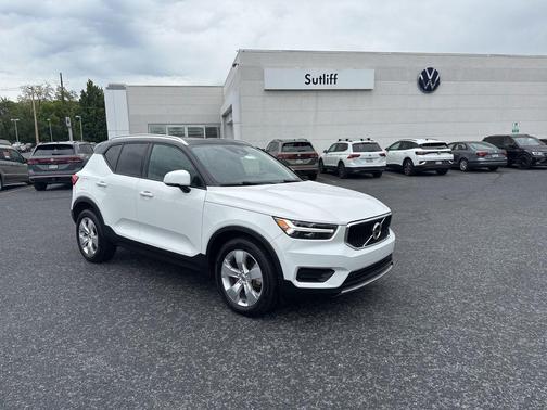 Ice White 2020 Volvo XC40 T5 Momentum