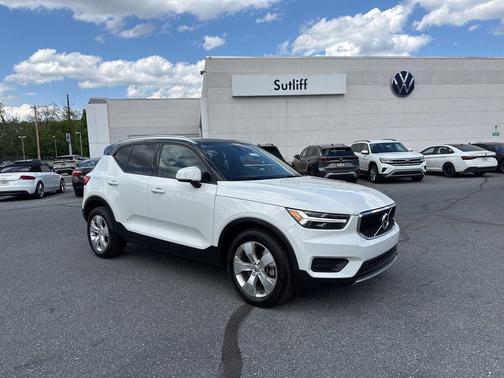 Ice White 2020 Volvo XC40 T5 Momentum