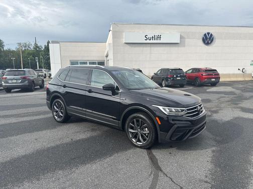 Deep Black Pearl 2022 Volkswagen Tiguan 2.0T SE 4MOTION