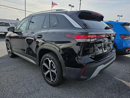Deep Black Pearl 2026 Volkswagen Tiguan 2.0T SE 4MOTION