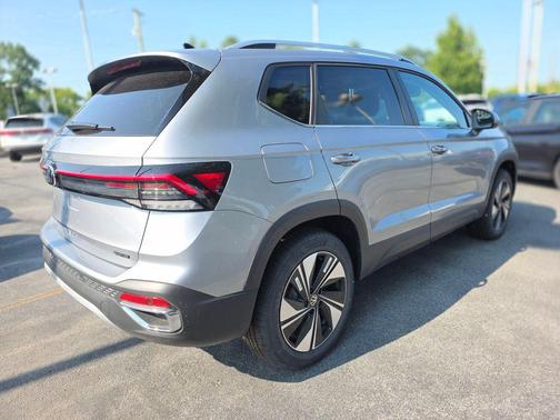 Pyrite Silver Metallic 2026 Volkswagen Taos SE