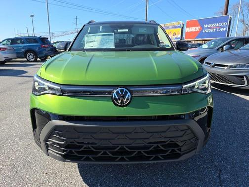 Bright Moss Green/Blk Rf 2026 Volkswagen Taos SE Black