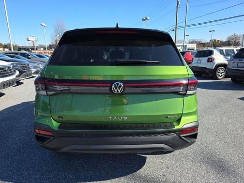 Bright Moss Green/Blk Rf 2026 Volkswagen Taos SE Black