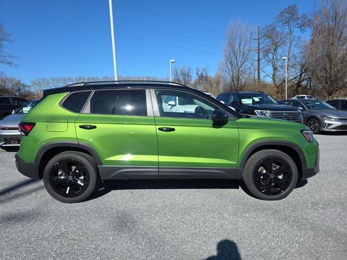 Bright Moss Green/Blk Rf 2026 Volkswagen Taos SE Black