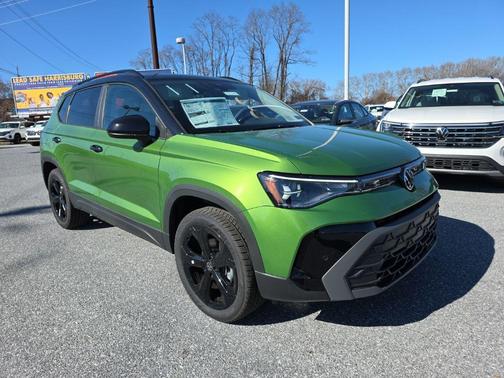 Bright Moss Green/Blk Rf 2026 Volkswagen Taos SE Black