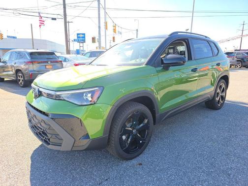 Bright Moss Green/Blk Rf 2026 Volkswagen Taos SE Black