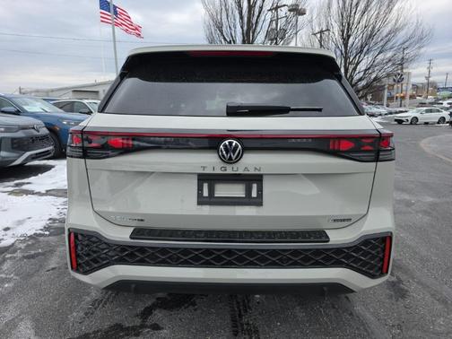 2026 Volkswagen Tiguan 2.0T SEL R-Line 4MOTION