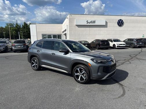 Platinum Gray Metallic 2025 Volkswagen Tiguan 2.0T SE 4MOTION