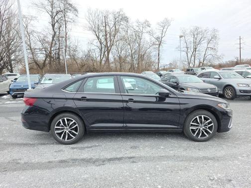 Deep Black Pearl 2026 Volkswagen Jetta 1.4T SE