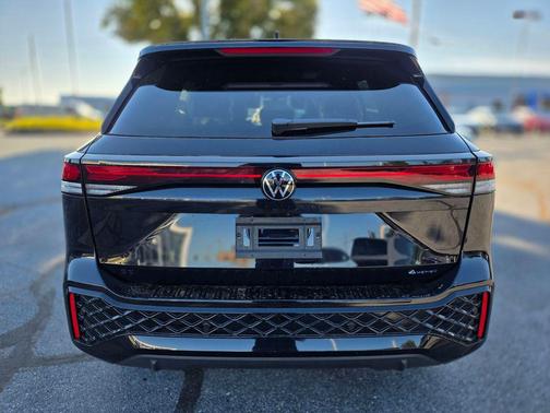 Deep Black Pearl 2026 Volkswagen Tiguan 2.0T SE R-Line Black 4MOTION