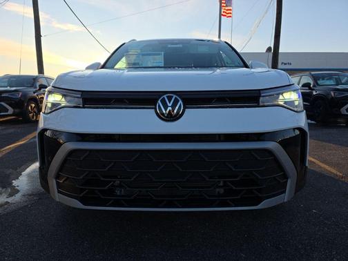 Pure White 2026 Volkswagen Taos SE