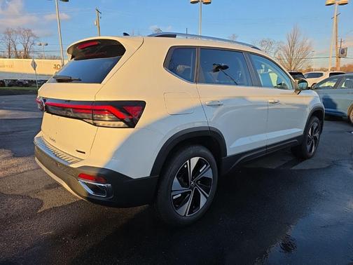 Pure White 2026 Volkswagen Taos SE