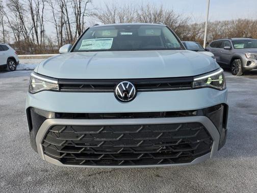 Monument Gray 2026 Volkswagen Taos SE