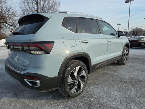 Monument Gray 2026 Volkswagen Taos SE