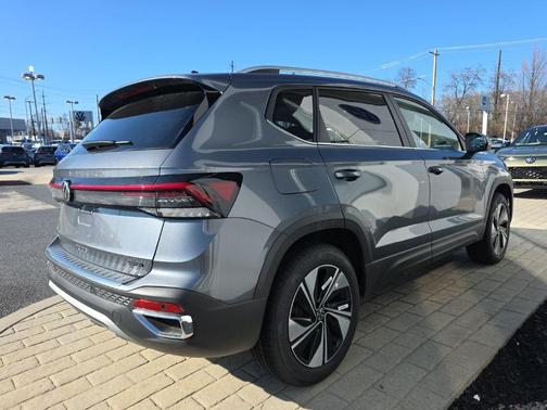 Platinum Gray Metallic 2026 Volkswagen Taos SE