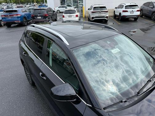 Deep Black Pearl 2025 Volkswagen Taos 1.5T SE