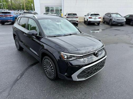 Deep Black Pearl 2025 Volkswagen Taos 1.5T SE