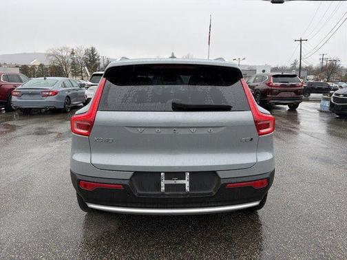 2025 Volvo XC40 B5 Core Bright Theme