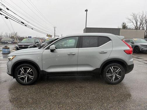 2025 Volvo XC40 B5 Core Bright Theme