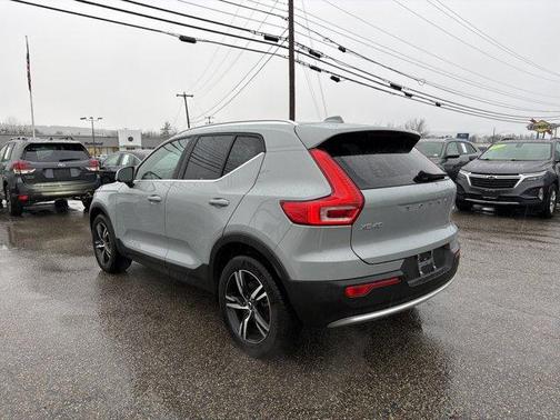 2025 Volvo XC40 B5 Core Bright Theme