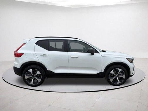 2025 Volvo XC40 B5 Plus Dark Theme