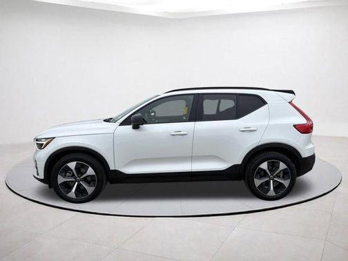 2025 Volvo XC40 B5 Plus Dark Theme