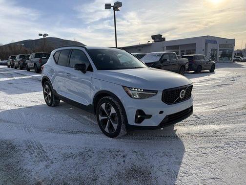 2025 Volvo XC40 B5 Plus Dark Theme