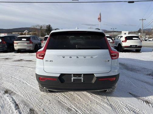 2025 Volvo XC40 B5 Plus Dark Theme