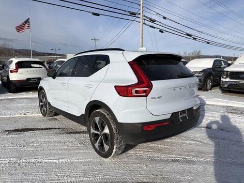 2025 Volvo XC40 B5 Plus Dark Theme