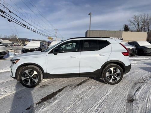 2025 Volvo XC40 B5 Plus Dark Theme