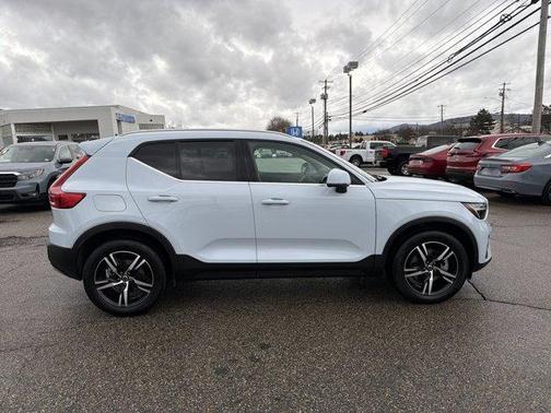 2025 Volvo XC40 B5 Core Bright Theme