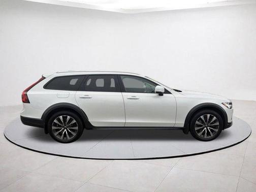 2021 Volvo V90 Cross Country T6