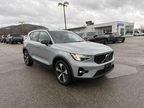 2025 Volvo XC40 B5 Plus Dark Theme