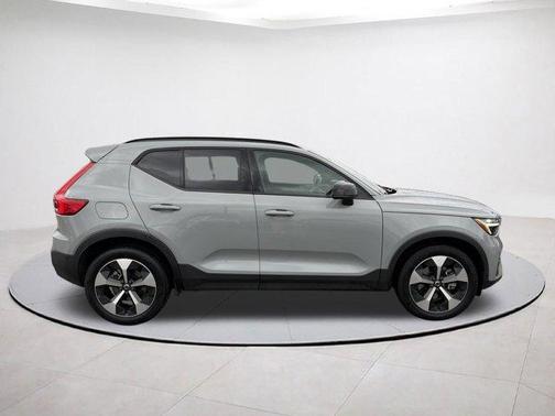 2025 Volvo XC40 B5 Plus Dark Theme